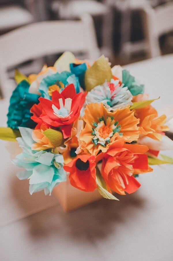 Vaso de flores para festa com flores de papel de seda