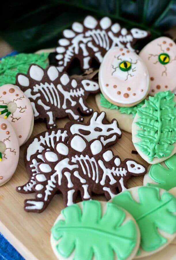 festa dinossauro com biscoitos personalizados em formatos de dinossauros Foto Pinterest