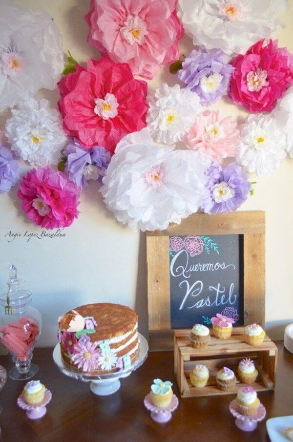 Veja como usar as flores de papel de seda grandes para decorar sua festa