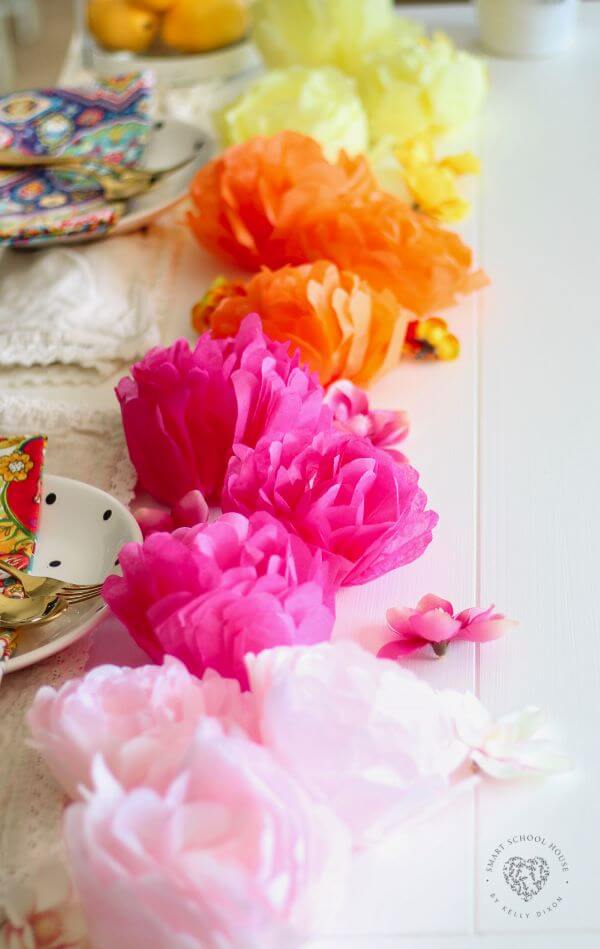 As flores de papel de seda também podem ser usadas para decorar a mesa dos convidados