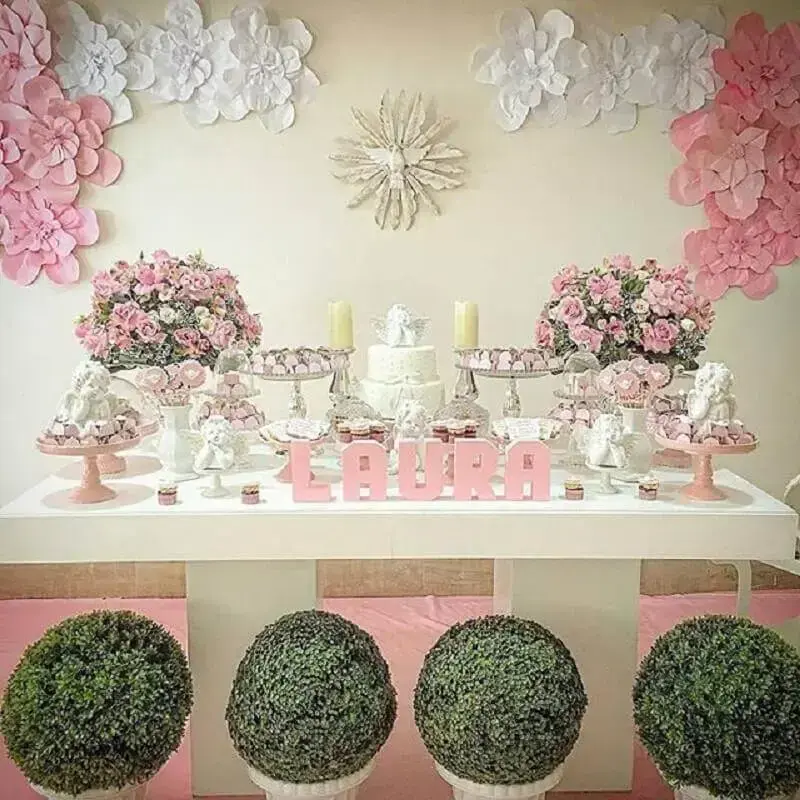 flores de papel para decoração de batizado menina rosa e branco Foto A Minha Festinha