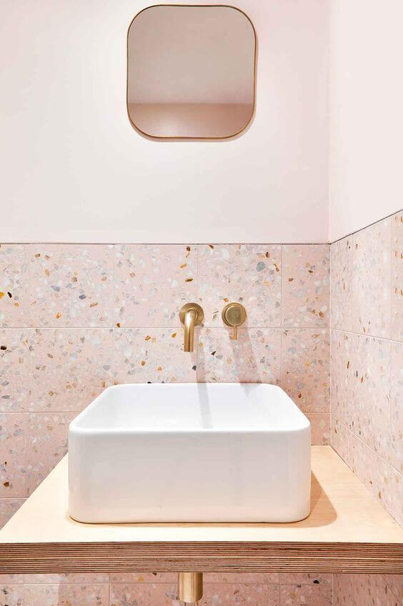 Banheiro cor de rosa com granilite rosa combinando