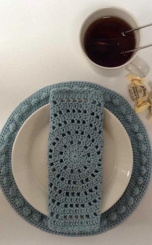Guardanapo de crochê azul para mesa posta