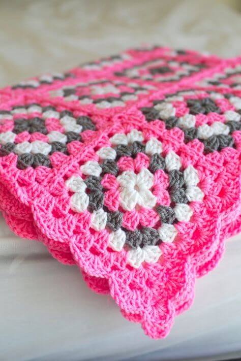 Guardanapo de crochê rosa para decorar a mesa posta