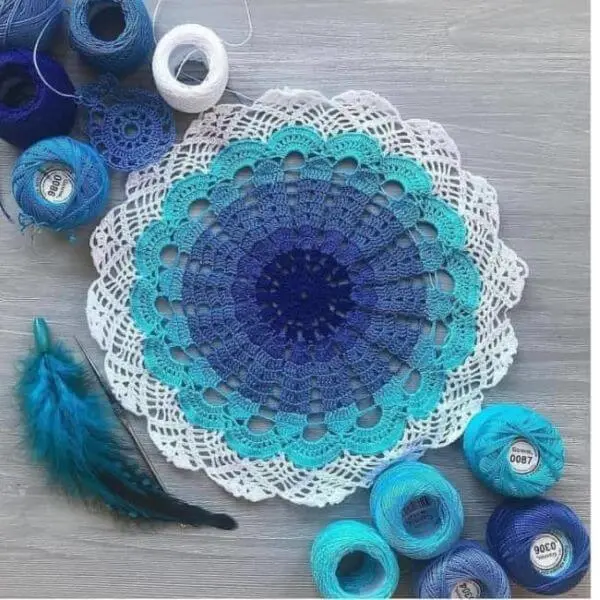 Guardanapos de crochê para estante azul e branco