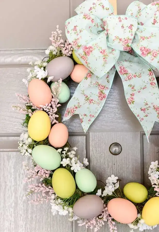 Easter garland decorated with colored sheep and floral ribbon Photo Fresh IDEEN