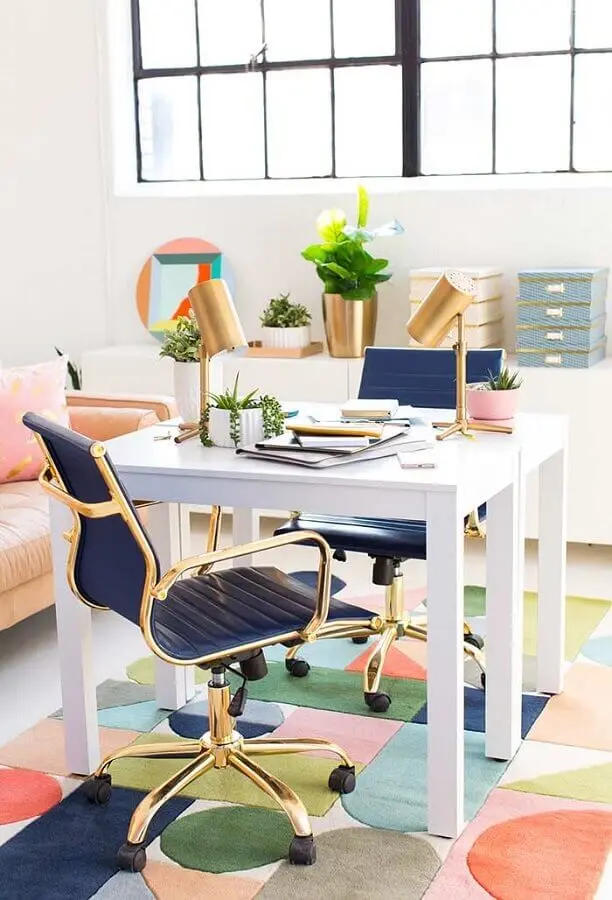 home office pequeno decorado com cadeira azul e luminária cobre Foto HomeYdeas