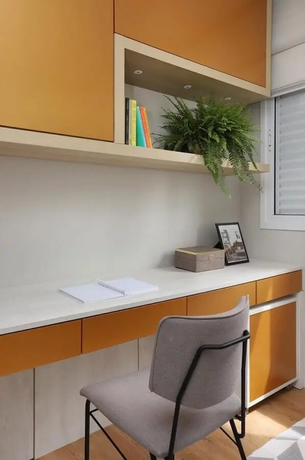 home office planejado com armários na cor mostarda Foto Bianchi & Lima