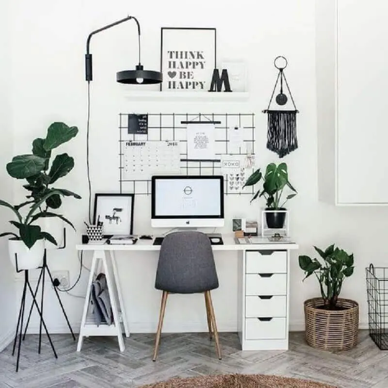 home office simples decorado com vasos de plantas e luminária preta Foto Webcomunica