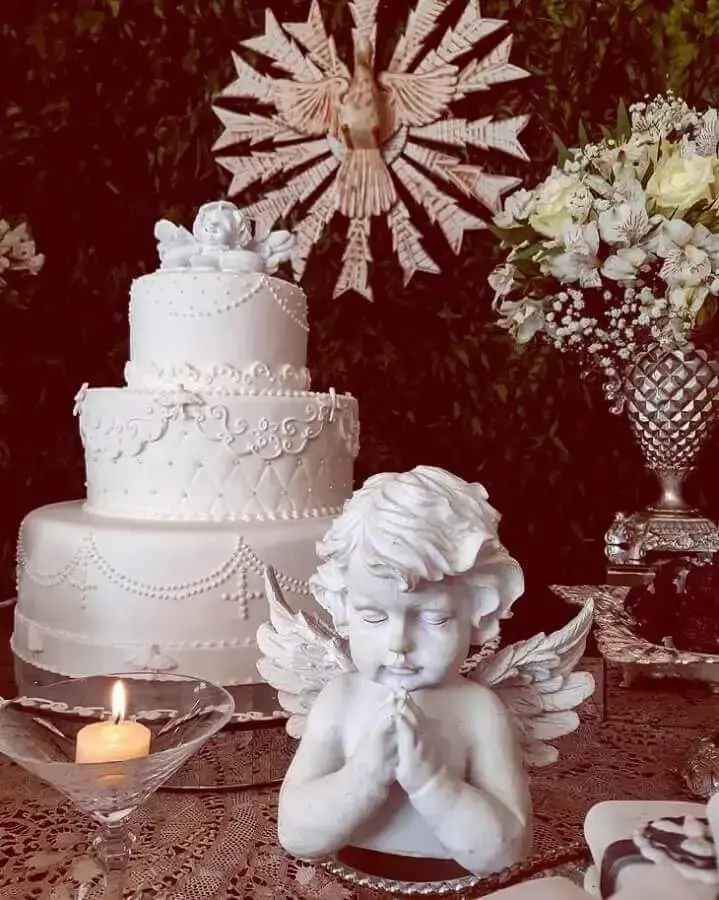 ideia de bolo todo branco para decoração de batizado Foto Ciranda de Festas