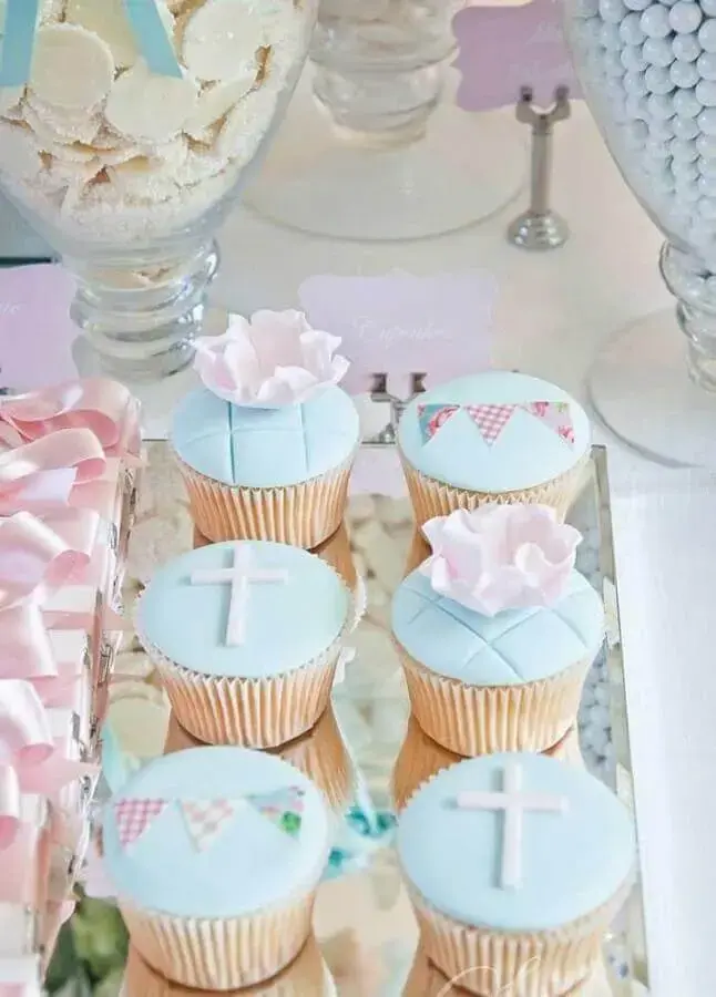 ideia de cupcakes decorados para decoração de mesa de batizado Foto Pinterest