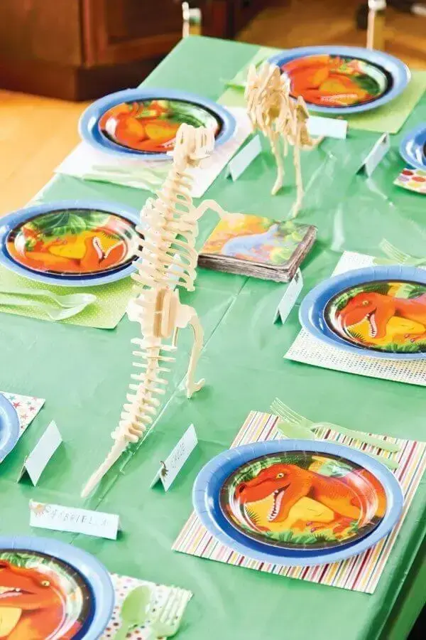 ideia de decoração de mesa para festa dinossauro simples Foto Dani Viñas