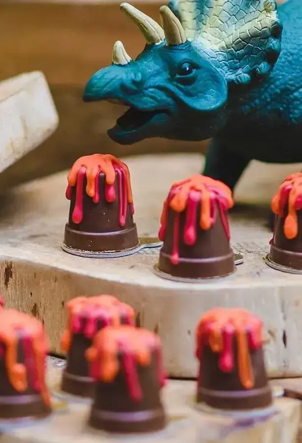 ideia de doces decorados para festa de aniversário dinossauro Foto Golosinas de La Costa