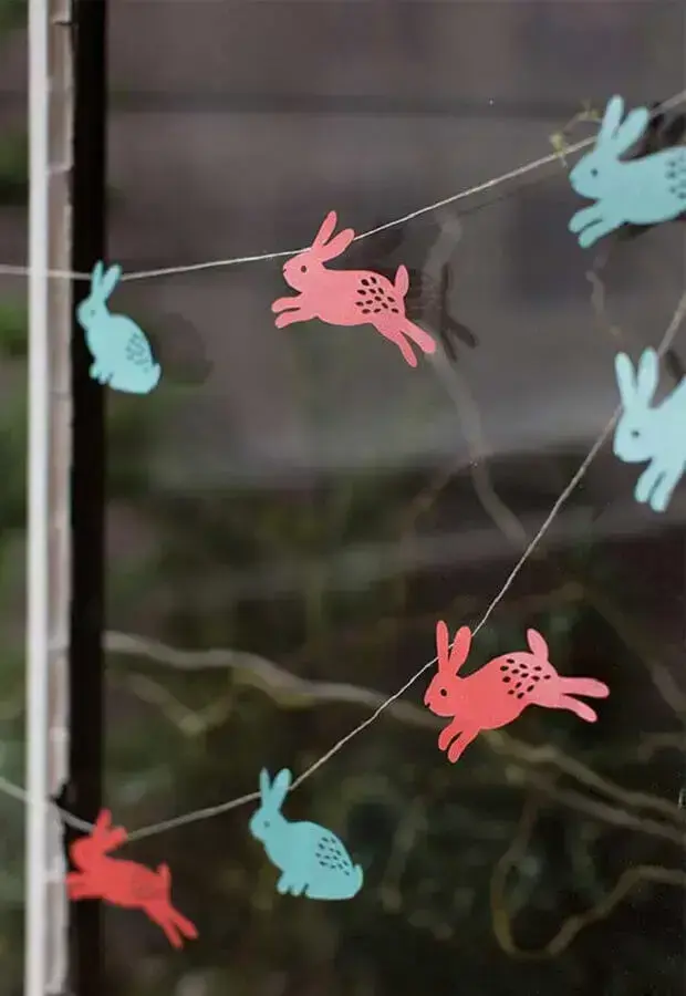 window decorated with simple Easter decorations Foto Fresh IDEEN