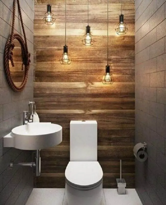 luminária para banheiro pequeno decorado com revestimento de madeira e espelho redondo Foto Pinterest