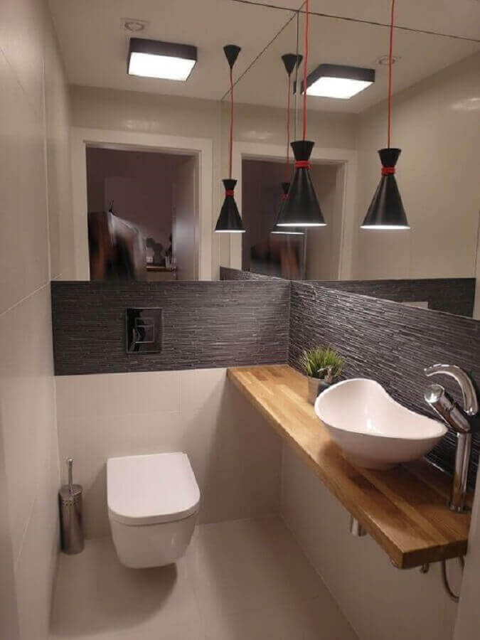 lustre para banheiro pequeno e moderno decorado com bancada de madeira Foto Webcomunica