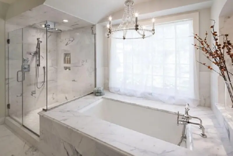 lustre para banheiro sofisticado decorado com banheira de mármore Foto We Heart It