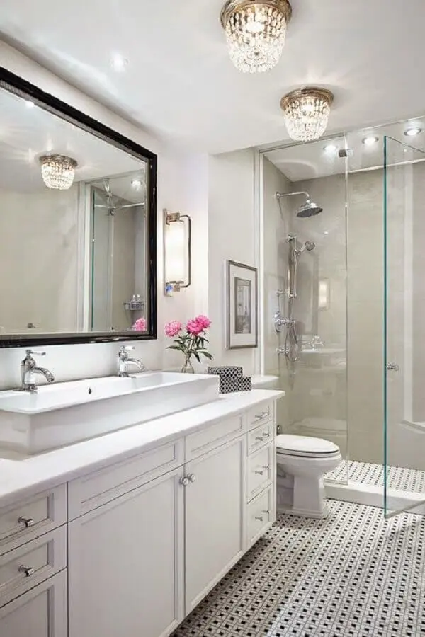 lustre para banheiro todo branco com decoração clássica Foto Pinterest