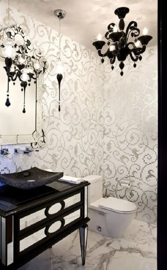 lustre preto para decoração de banheiro clássico branco e preto Foto My Amazing Things