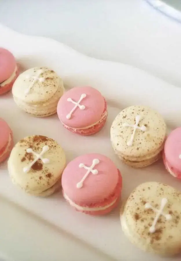 macarons decorated with a cross to decorate baby christening Photo Pinterest
