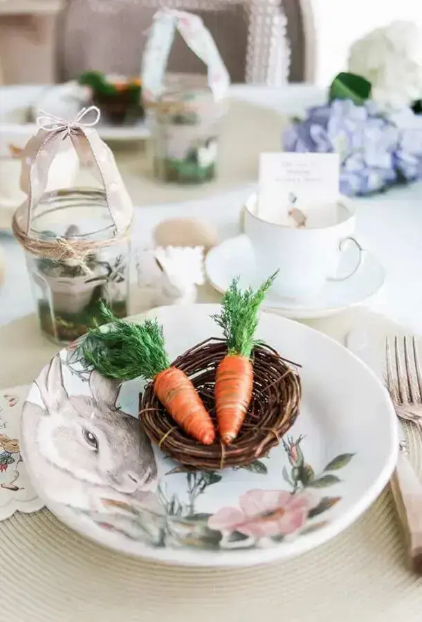 mesa decorada com enfeites de páscoa e pratos com estampa de coelho Foto Fresh IDEEN