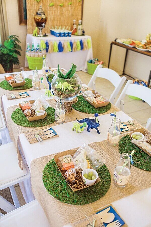 mesa decorada para festa infantil dinossauro Foto Maria das Festas