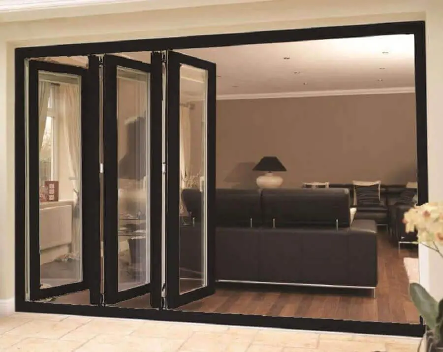 modelo camarão de porta para sala decorada com sofá preto Foto Pinterest