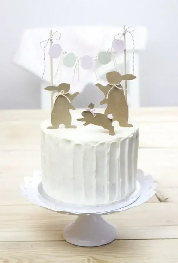 modelo de bolo de páscoa todo branco decorado com coelhos de papel Foto Pinterest
