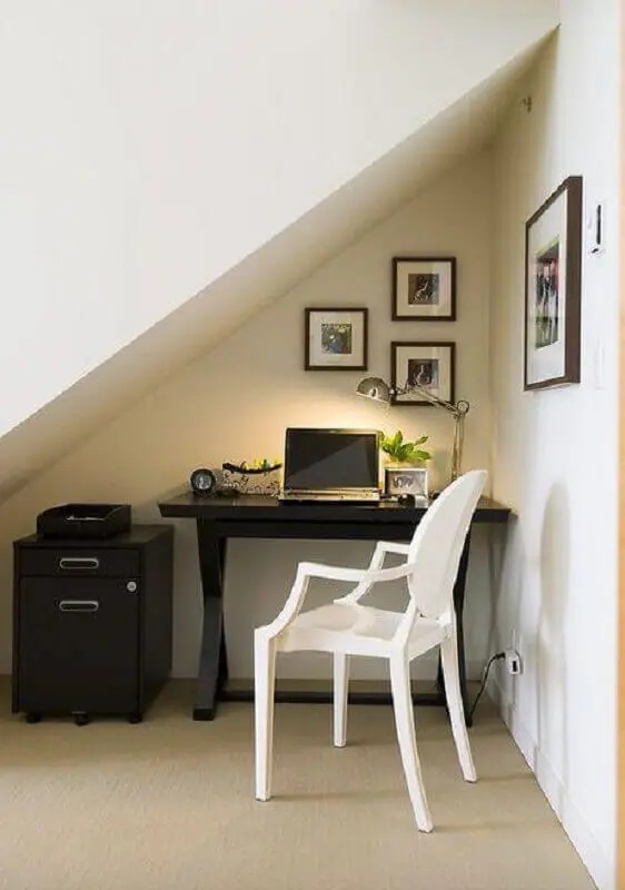 modelo de home office pequeno embaixo da escada com decoração simples Foto Maria Killan
