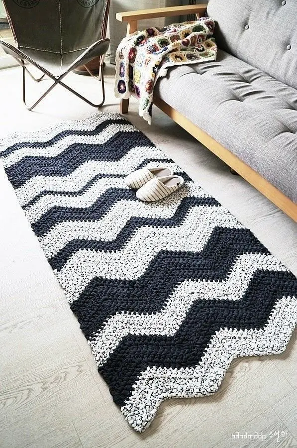 modelo simples de tapete de crochê para sala preto e branco Foto Ideias Decor