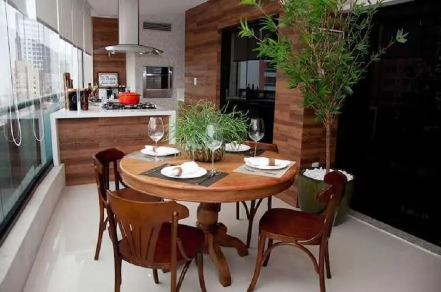 móveis de madeira para área gourmet pequena com churrasqueira e cooktop Foto Conceição Estrela Pinto Barbosa