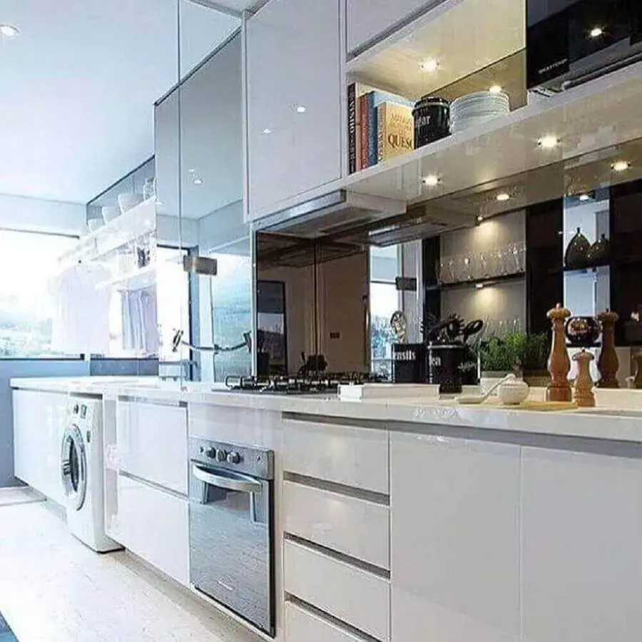 móveis planejados de cozinha conjugada com lavanderia pequena em apartamento Foto Chris Silveira Arquitetura