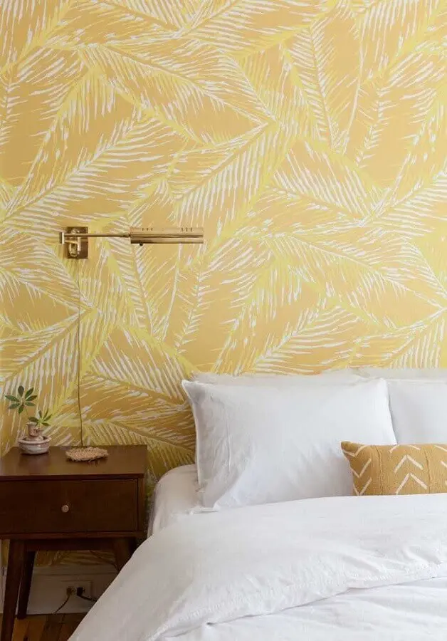 papel de parede para decoração de quarto amarelo com criado mudo de madeira Foto Webcomunica