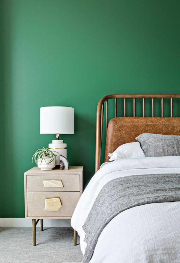Parede de quarto verdes esmeralda com móveis de madeira para combinar