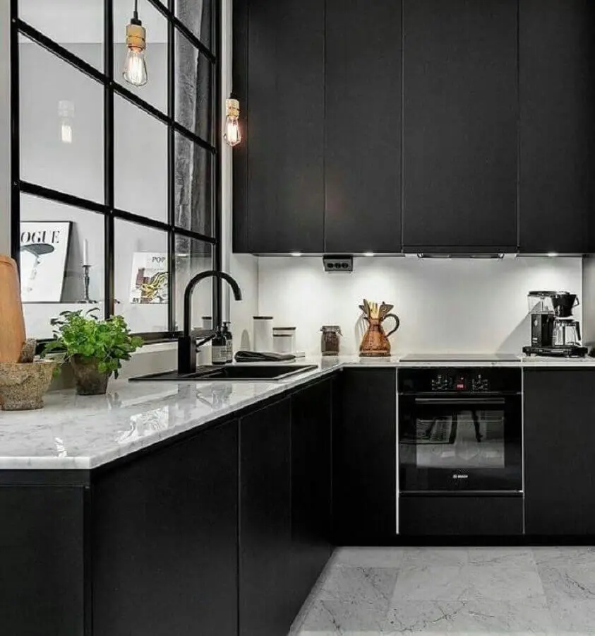 parede de vidro para decoração de cozinha preta com iluminação embutida em armário aéreo Foto AP101