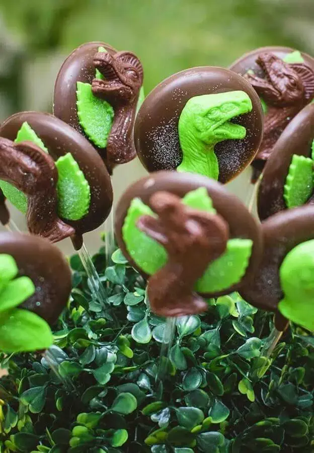 pirulitos de chocolate para decoração festa dinossauro Foto Dale Detalles