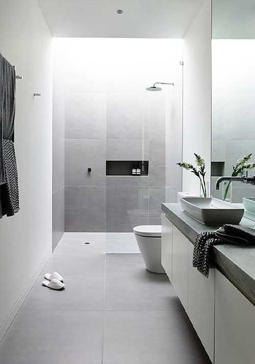 banheiro com porcelanato cinza