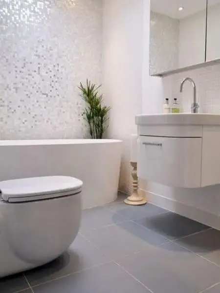 Banheiro com porcelanato cinza e acetinado