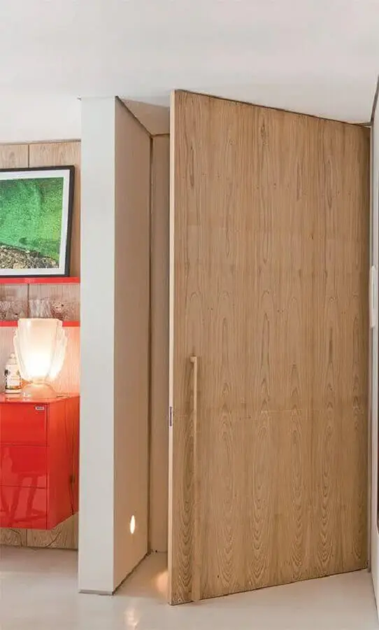 porta de madeira para sala com maçaneta grande e dourada Foto Webcomunica