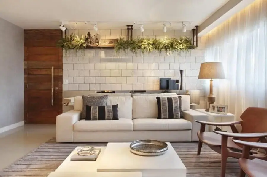 porta de madeira para sala decorada com sofá branco e poltrona de madeira Foto Pinterest