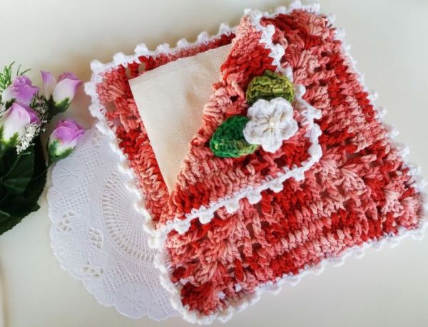 Porta guardanapo de crochê com flores para decorar a mesa