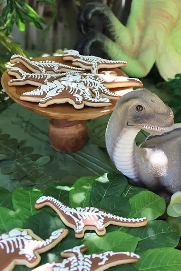 prato de doces personalizados para festa dinossauro Foto Tatu Bola Festas Sustentáveis