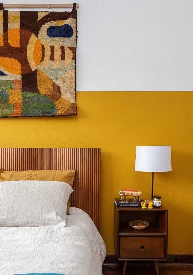 quarto amarelo e branco decorado com cabeceira de madeira Foto Histórias de Casa
