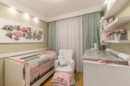 quarto de bebê verde e rosa