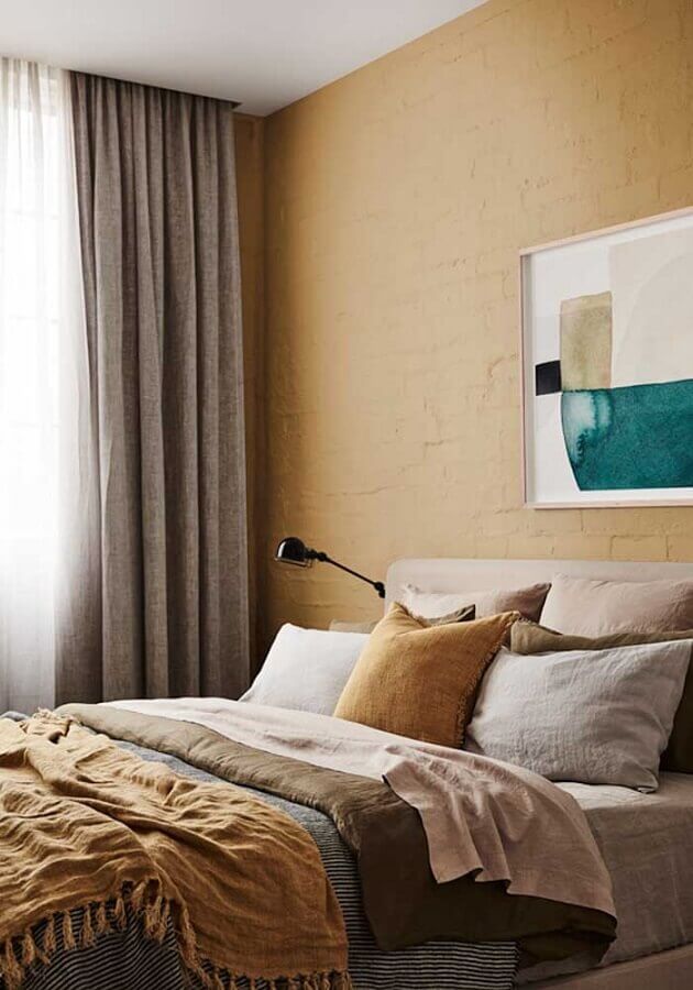 quarto simples decorado na cor mostarda Foto Decor Trendy