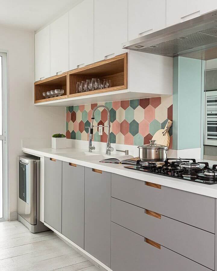 revestimento colorido para decoração de cozinha planejada branca e cinza Foto Pinterest