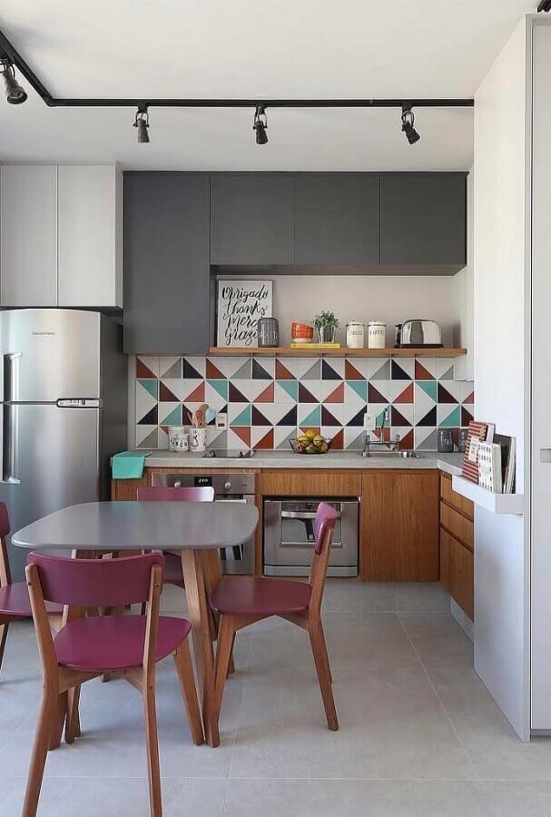 revestimento colorido para decoração de cozinha planejada com armário aéreo cinza e armários de madeira Foto Pinterest