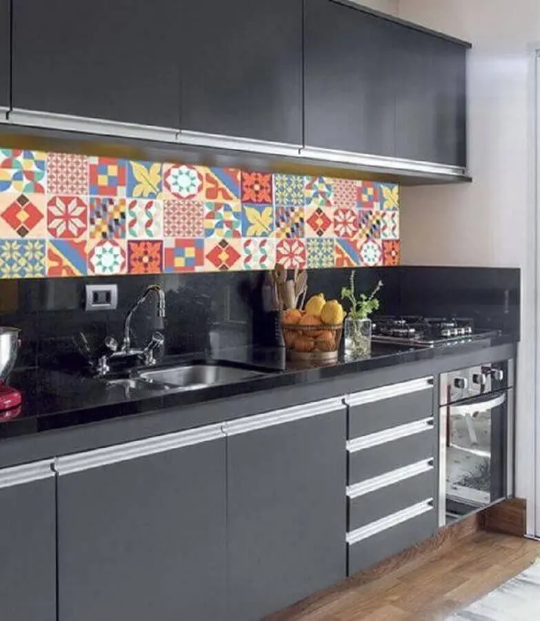 revestimento colorido para decoração de cozinha preta Foto Webcomunica