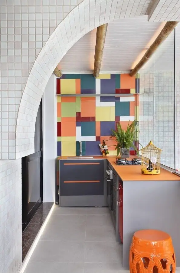 revestimento colorido para decoração de área gourmet pequena de apartamento Foto Otimizi