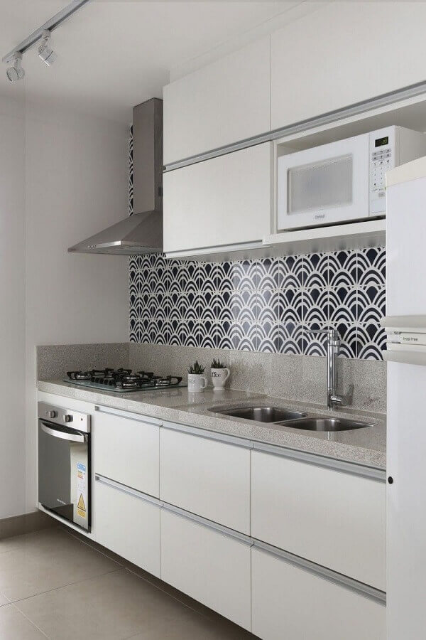revestimento de cozinha pequena toda branca com decoração clean Foto Pinterest